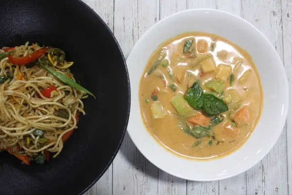 Vegetable Red Thai curry with Hakka noodles 